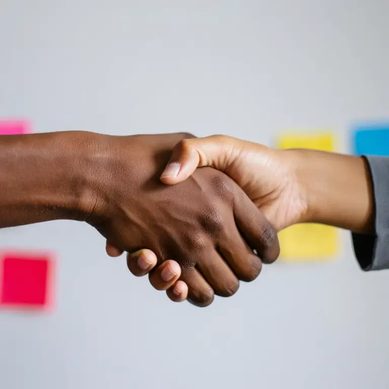 Dos personas se dan la mano después de llegar a un acuerdo